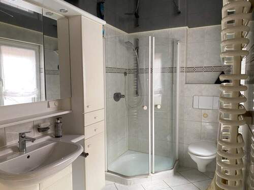 Badezimmer im OG mit Wanne und Dusche - 