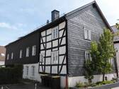 Front-/Seitenansicht - Historisches Wohn- & Geschäftshaus mit 18 Stellplätzen im Zentrum von Balve zu verkaufen!