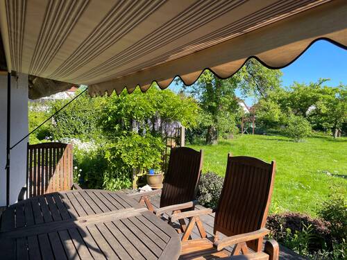 Terrasse mit Blick zum Garten - 