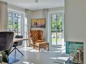Wohnraum mit Blick Richtung Garten - 5 Zimmer Mehrfamilienhaus, Wohnhaus in Tinnum