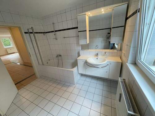 Badezimmer mit Duschbad1 - 