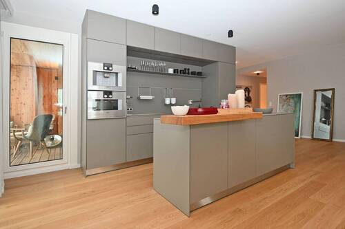 moderne Küche mit Kochinsel - Etagenwohnung mit 123,00 m&sup2; in Hamburg zum Kaufen