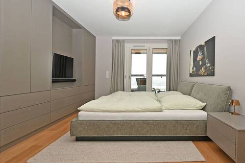 Schlafzimmer mit Austritt Loggia - 