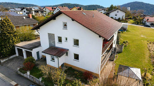 Drohnenaufnahme - Charmantes Zweifamilienhaus mit Potenzial in naturnaher Umgebung