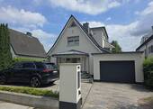 Bild 1 - Großzügiges Einfamilienhaus mit Pool