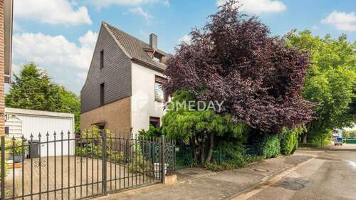 Außenansicht 1 - Charmante DG-Wohnung mit Gestaltungsspielraum & Tageslichtbad - ideal für Paare oder kleine Familien