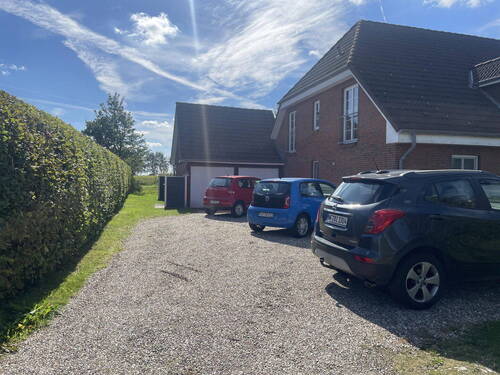 Stellplätze - Mehrfamilienhaus, Wohnhaus in Neukirchen