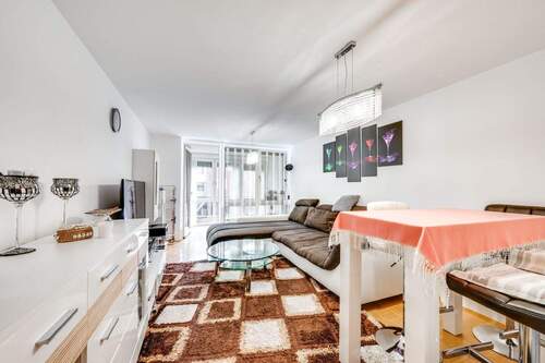 Wohnbereich - AIGNER - Vermietet: Sehr gepflegte und gut geschnittene 3-Zimmer Wohnung mit Balkon in Dachau!