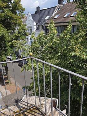 Balkonaussicht zur Straße - 