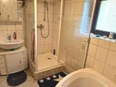 Bad mit Wanne und Dusche - 