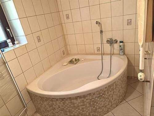 Bad mit Wanne und Dusche - 
