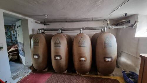 Keller / auf einer Seite mit Öltanks - 