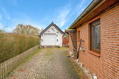 Einfahrt und Garage - 