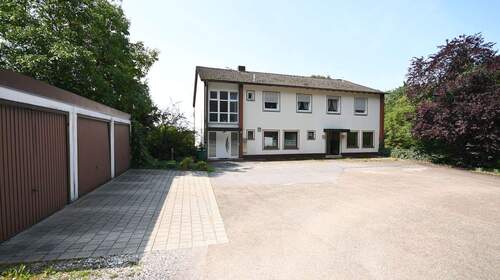 Zum Parken genügend Platz - Mehrfamilienhaus, Wohnhaus in Berg bei Neumarkt in der Oberpfalz / Haimburg