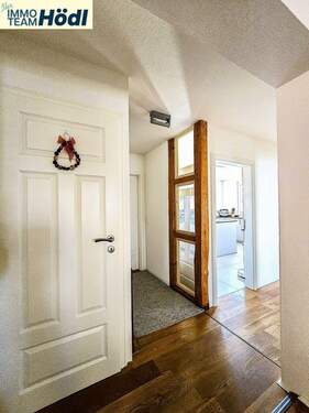 kleiner Flur OG neu - 6 Zimmer Einfamilienhaus in Reutlingen