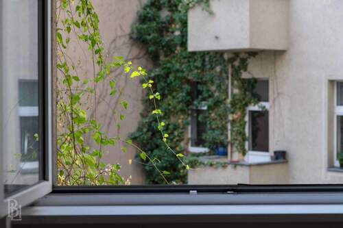 Blick in den Innenhof - 4 Zimmer Etagenwohnung zum Kaufen in Berlin