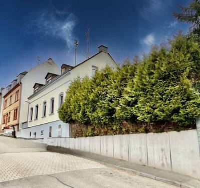 Hausansicht mit Gartenanteil - 5 Zimmer Mehrfamilienhaus, Wohnhaus zum Kaufen in Wiesbaden