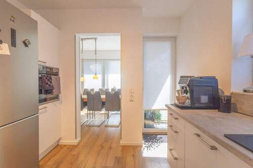 Küche mit Schiebetür zum Wohnzimmer und Zugang zur Terrasse - 