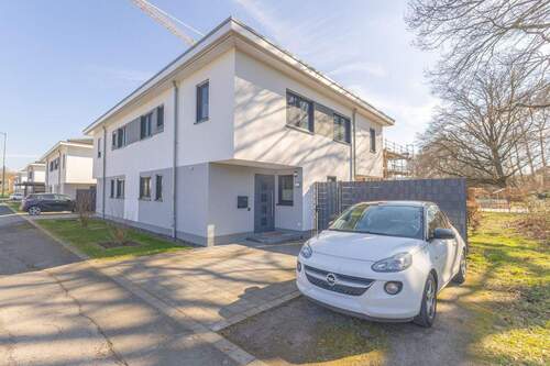 Hausansicht - Menden Lendringsen – Neuwertige und mod. DHH mit Wärmepumpe und kl. Garten