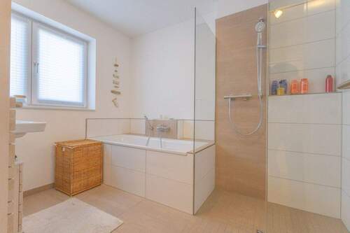 Tageslichtbad mit Badewanne und Dusche - 
