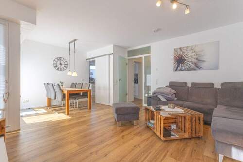 Wohn-Esszimmer mit Zugang zur Terasse - 