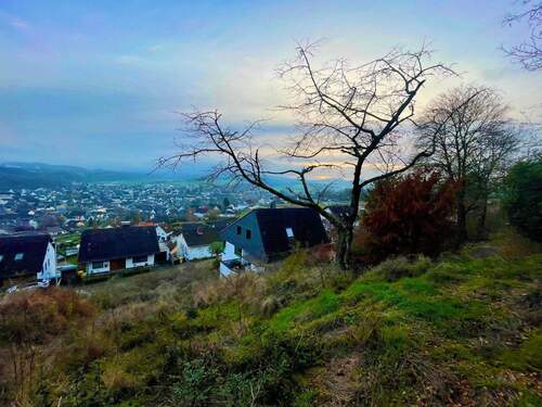 Fernsicht auf Vulkanberge - Grundstück zum Kaufen in Niederzissen