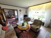 Wohn-Esszimmer mit Zugang zur Terrasse und Garten - 7 Zimmer Einfamilienhaus in Rüsselsheim am Main
