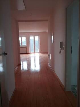 Blick vom Flur ins Wohnzimmer - 2 Zimmer Etagenwohnung in Gusterath