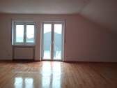 Wohnzimmer mit Zugang zum Balkon - Etagenwohnung mit 91,60 m&sup2; in Gusterath zum Kaufen