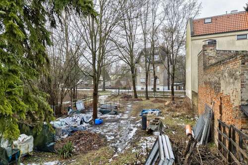 Rückansicht des Baufensters des Mehrfamilienhauses - 