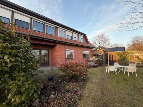 Terrasse, Garten und Kellerabgang - 