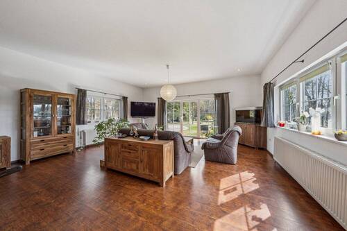 Wohnbereich mit Blick in den Garten - 