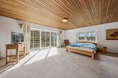 Schlafzimmer mit Balkon im Obergeschoss - 