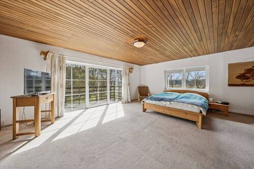 Schlafzimmer mit Balkon im Obergeschoss - 