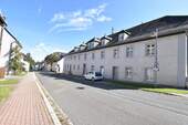 Außenansicht Mehrfamilienhaus - Vollmöblierte 1-Raum-Wohnung in Ebersdorf