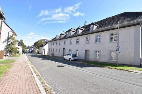 Außenansicht Mehrfamilienhaus - Vollmöblierte 1-Raum-Wohnung in Ebersdorf