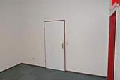 Nebenraum/ Büro mit Zugang zum Verkaufsraum und Flur - 