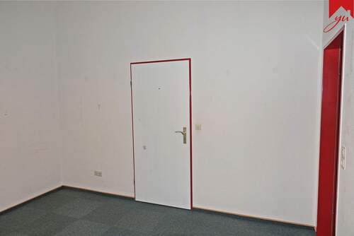 Nebenraum/ Büro mit Zugang zum Verkaufsraum und Flur - 