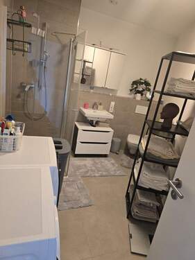 Modernes Bad mit Dusche - 