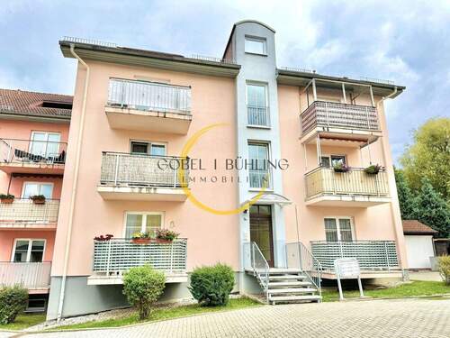 Hauseingang H - Wohnungspaket für Faktor 7 (SOLL) & 460 EURqm mit Balkonen und Stellplätzen in ruhiger Lage Weidas