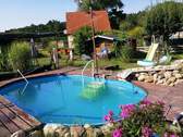 Blick auf Pool und Gartenhaus - 