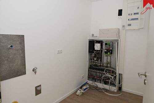 Hauswirtschaftsraum mit Waschmaschinenanschluss - 