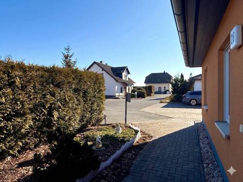 Zuwegung Hauseingangsbereich - Einfamilienhaus mit 113,40 m&sup2; in Bitterfeld-Wolfen zum Kaufen