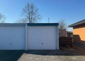 Einzelgarage (rechts gehört zur Immobilie) - 