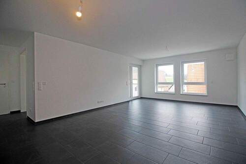 Wohnbereich mit Zugang zum Balkon - Ruhige Lage 