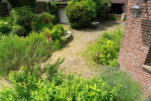 Terrasse zw. Anbau und Garage - Einfamilienhaus mit 365,00 m² in Dortmund zum Kaufen