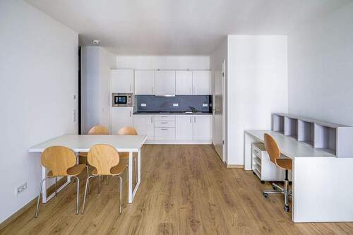 Wohnzimmer mit Blick zur Küche - Teilmöblierte Wohnung mit Balkon zum ruhigen Innenhof im Sprengelkiez