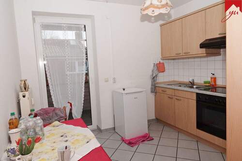 Küche mit Zugang zum Balkon - 2 Zimmer Etagenwohnung in Aurich