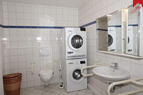 Badezimmer mit Waschmaschinenanschluss - 