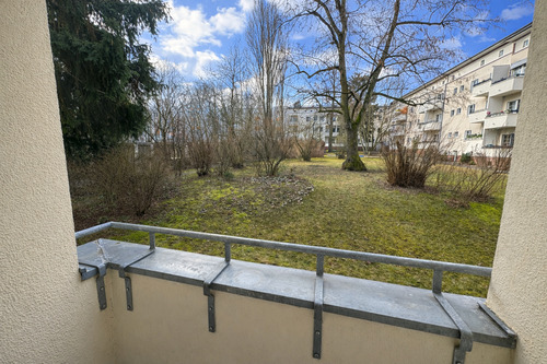 Ausblick in den grünen Gemeinschaftsgarten - 4 Zimmer Etagenwohnung zum Kaufen in Berlin